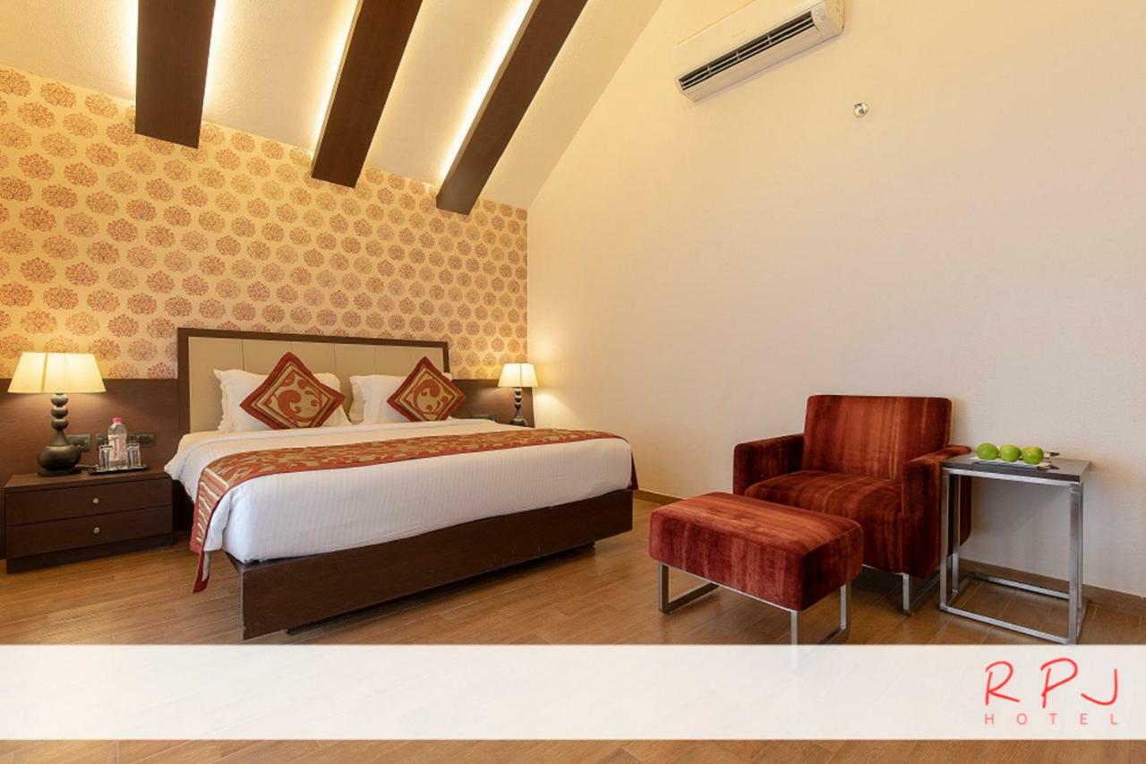 Rpj Hotel ראג'קוט מראה חיצוני תמונה