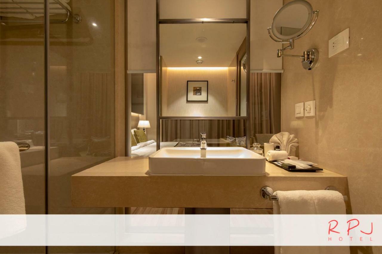 Rpj Hotel ראג'קוט מראה חיצוני תמונה